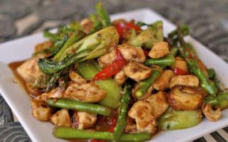 Курица тушеная с овощами на сковороде — вкусный рецепт