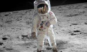 Az első amerikai űrhajós, aki a Holdon járt
