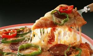 घर पर त्वरित पिज़्ज़ा तैयार करना: रेसिपी